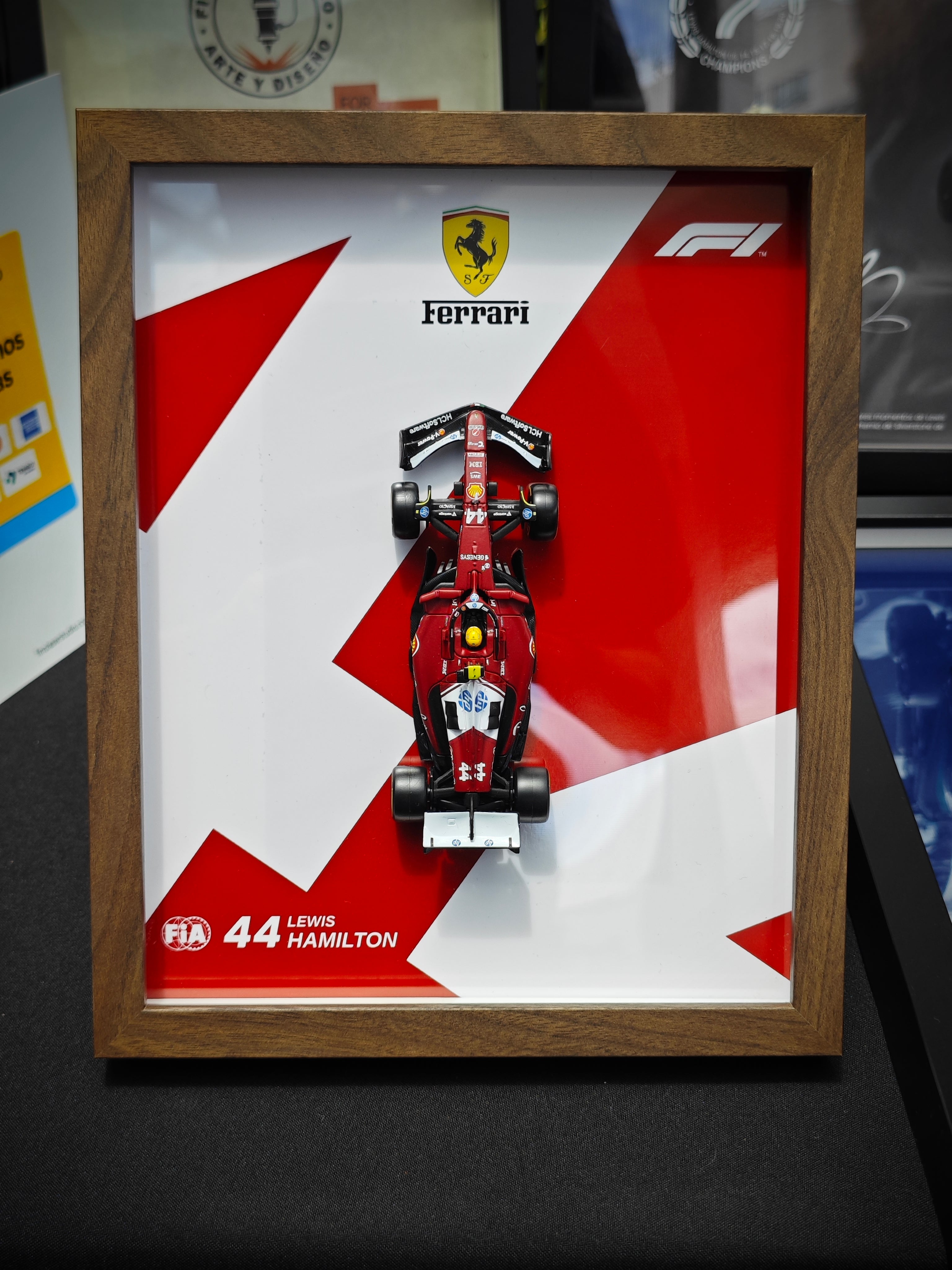 Cuadro Decorativo 3D F1 Ferrari SF-25 – Lewis Hamilton