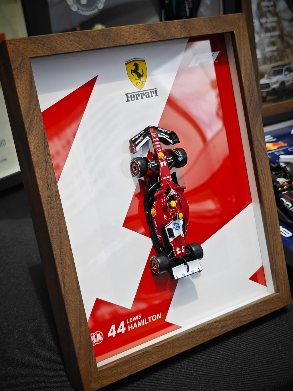 Cuadro Decorativo 3D F1 Ferrari SF-25 – Lewis Hamilton