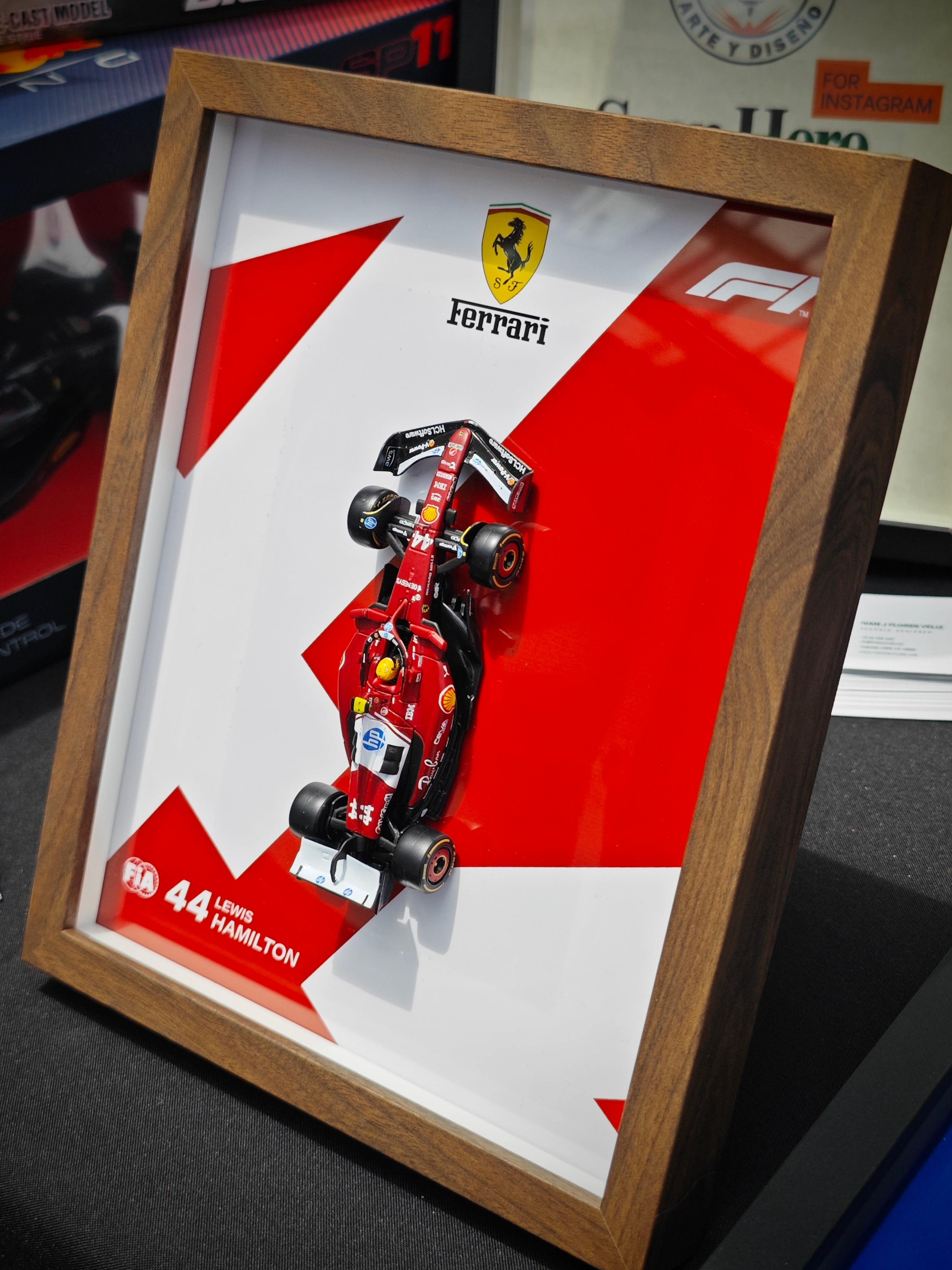 Cuadro Decorativo 3D F1 Ferrari SF-25 – Lewis Hamilton