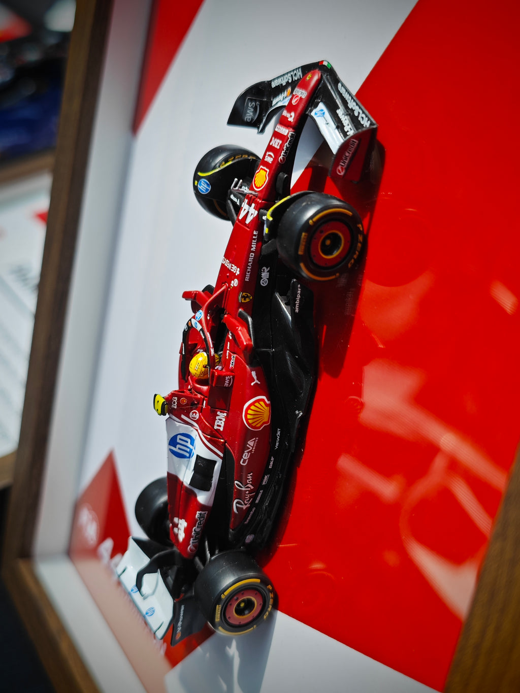 Cuadro Decorativo 3D F1 Ferrari SF-25 – Lewis Hamilton