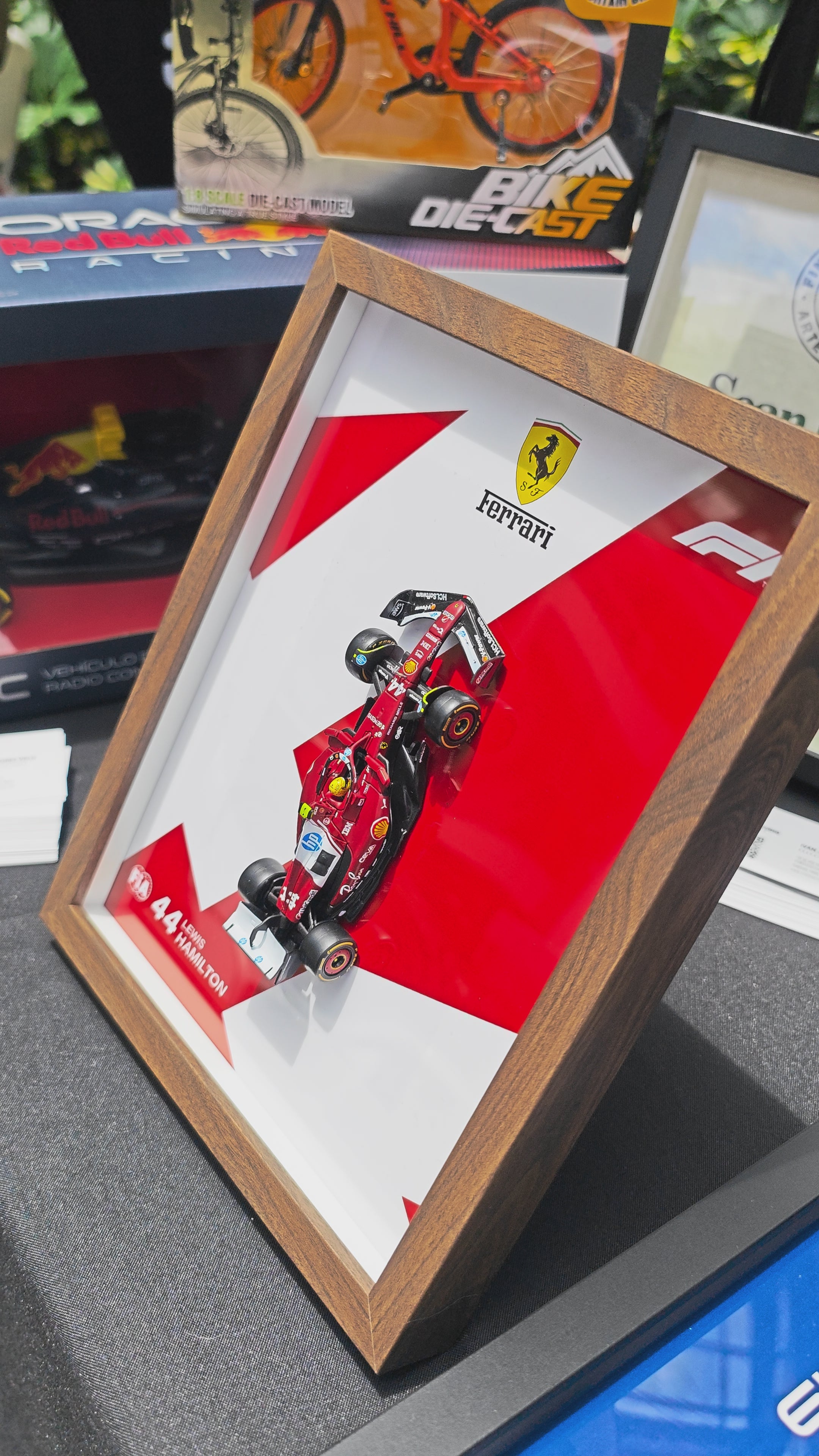 Cuadro Decorativo 3D F1 Ferrari SF-25 – Lewis Hamilton